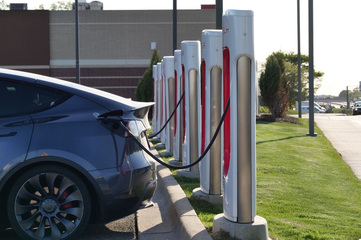 Aire d'autoroute, borne de recharge rapide